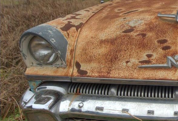 Старый ржавый автомобиль, автохлам