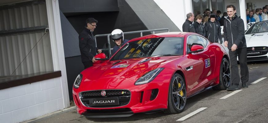 2014 Jaguar F-Type Coupe на Goodwood Motor Circuit в Гудвуде