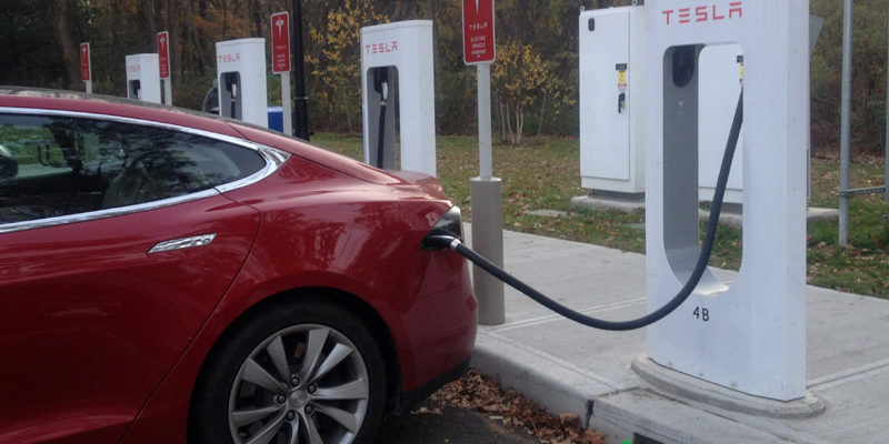 Электрозаправка Tesla