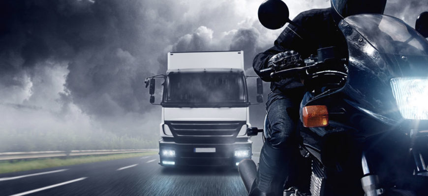 Мотоцикл и грузовик. Ночная дорога