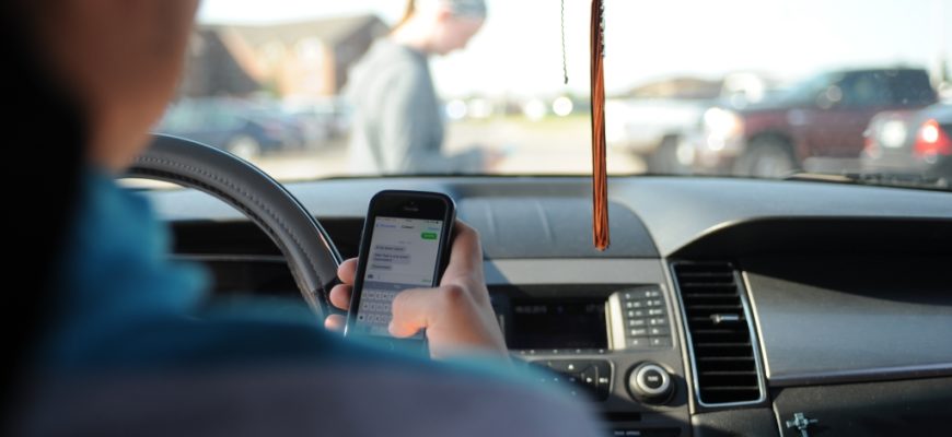 телефон за рулем