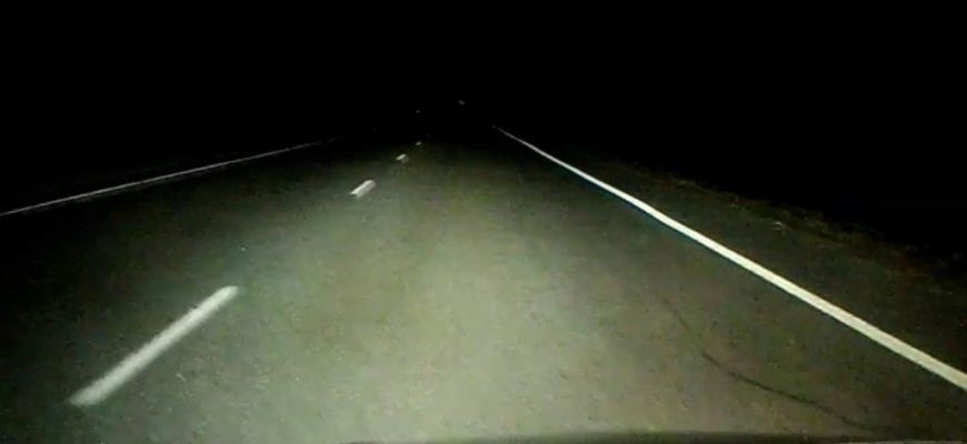 Дорога, свет фар