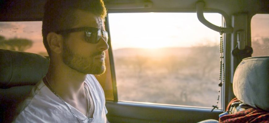 Пассажир автомобиля в солнцезащитных очках