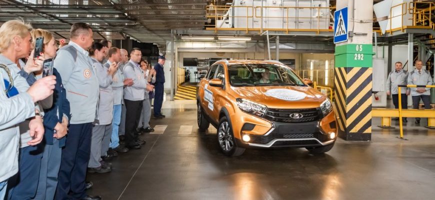 С конвейера линии B0 в Тольятти сошел миллионный автомобиль - Lada Xray Cross