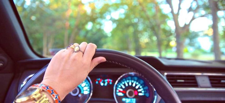 Женщина-водитель