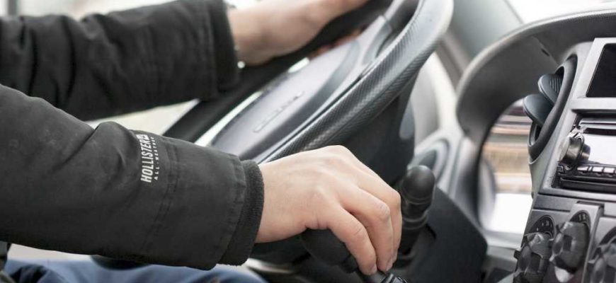 Водитель, руль, коробка передач