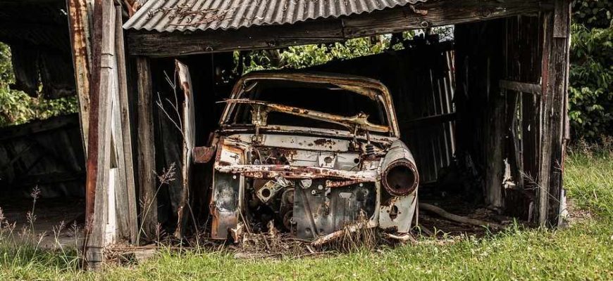 Разбитый автомобиль в гараже