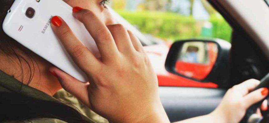 Женщина водитель, мобильный телефон
