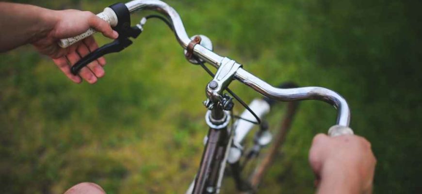 Ребенок на велосипеде