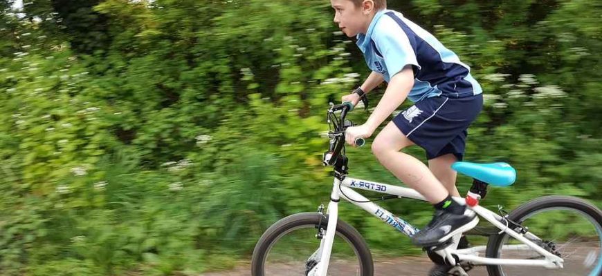 Ребенок на велосипеде