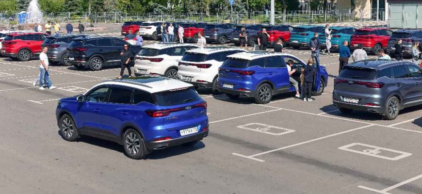 Стоянка, парковка, места для инвалидов, автомобили Chery