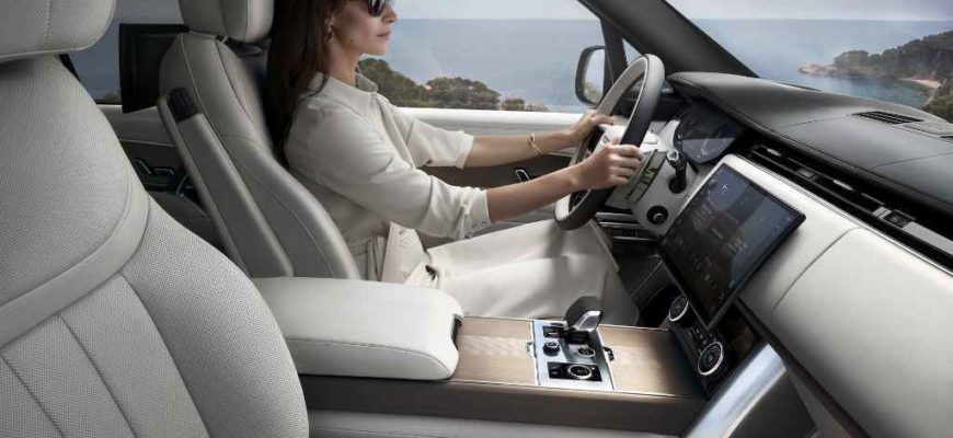 2022 Range Rover. Женщина водитель