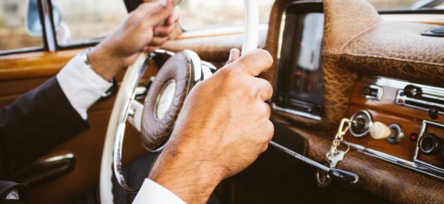 Водитель и классический (старый) автомобиль