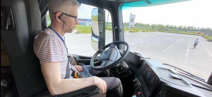 Водитель беспилотного грузовика НПО СтарЛайн