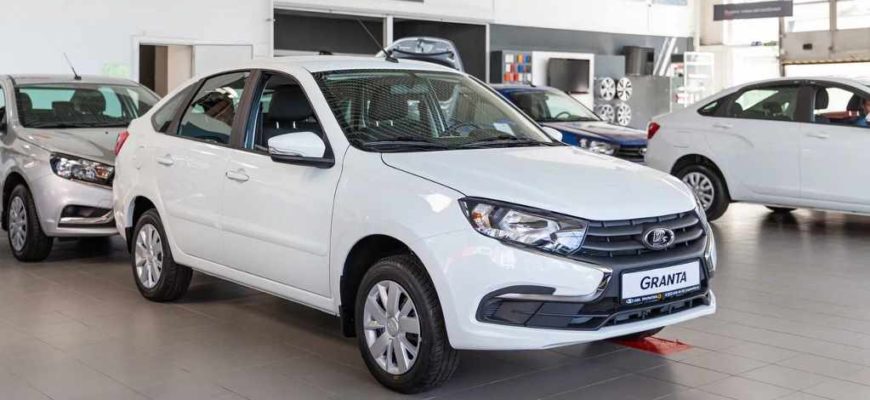 Lada Granta Classic 2022 в одном из автосалонов Санкт-Петербурга