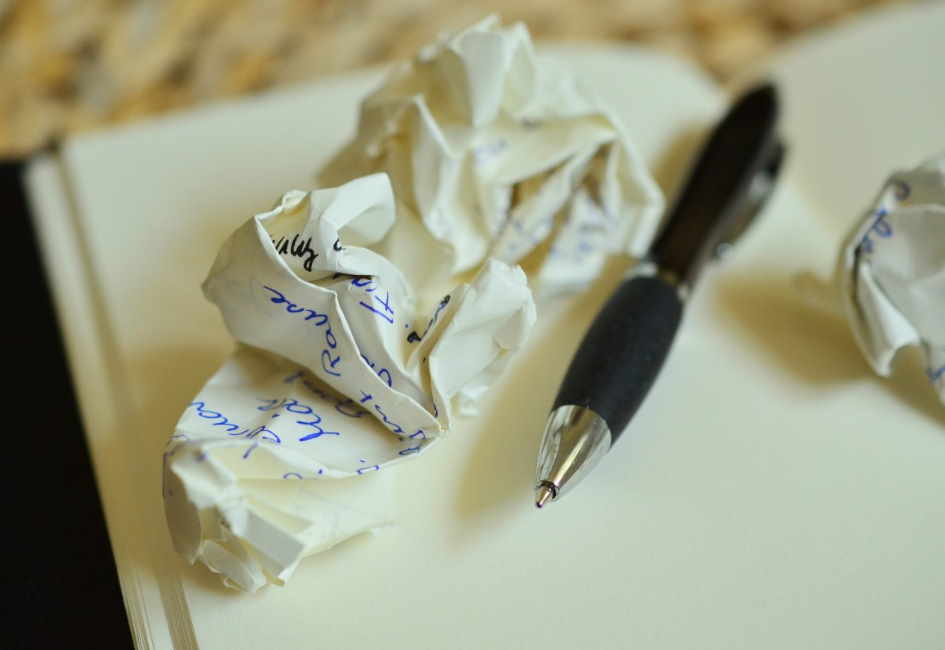Скомканная бумага (документ, повестка, ручка)