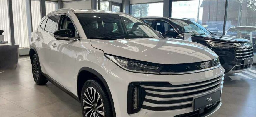 Автомобили Exeed в салоне "Аларм-Моторс", Санкт-Петербург