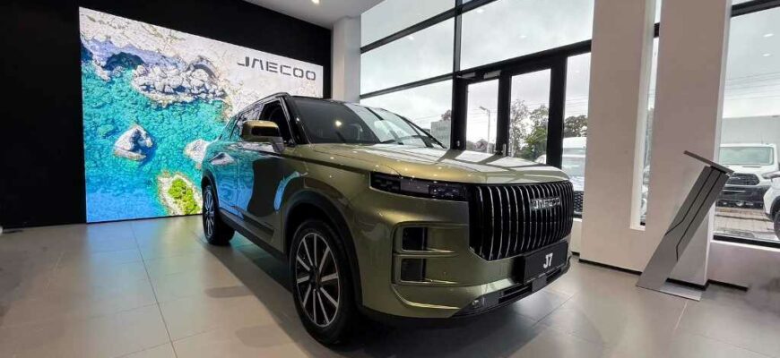 Кроссовер Jaecoo J7 в дилерском центре "Аларм-Моторс" в Санкт-Петербурге