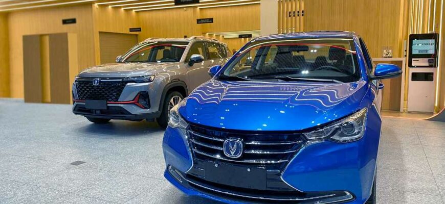Автомобили Changan в дилерском центре Changan в Санкт-Петербурге