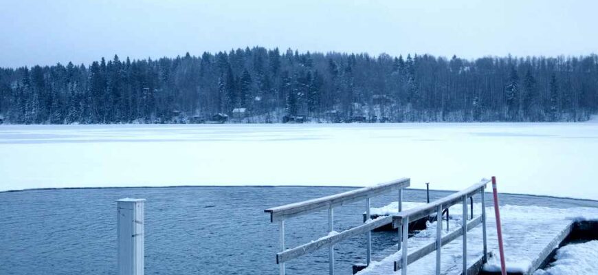 Озеро, мост, зима в Финляндии