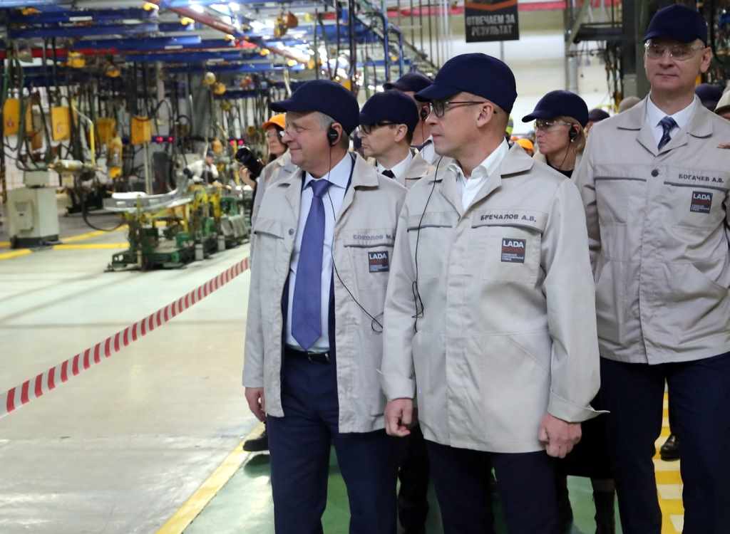 Президент АВТОВАЗа Максим Соколов и глава Удмуртии Александр Бречалов отмечают старт первой партии электромобиля Lada e-Largus на заводе "Лада Ижевск"