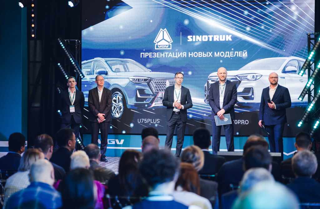 Михаил Плотников, Максим Железняк и Mr Ge Hao на презентации бренда VGV в России