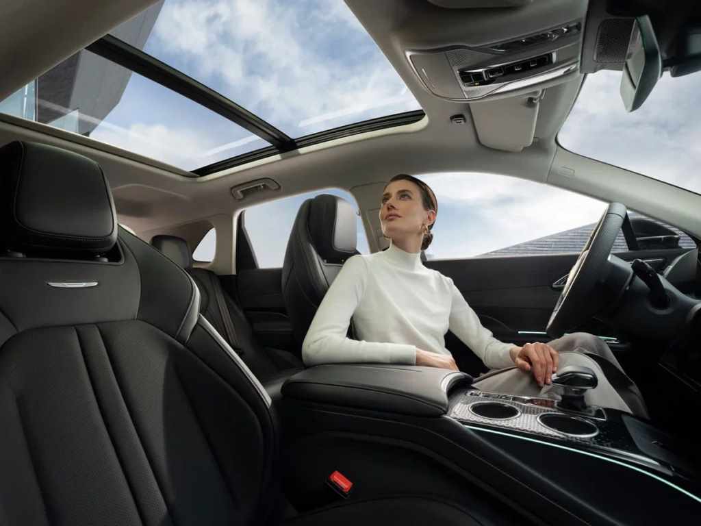 Женщина водитель в 2024 Hongqi HS3