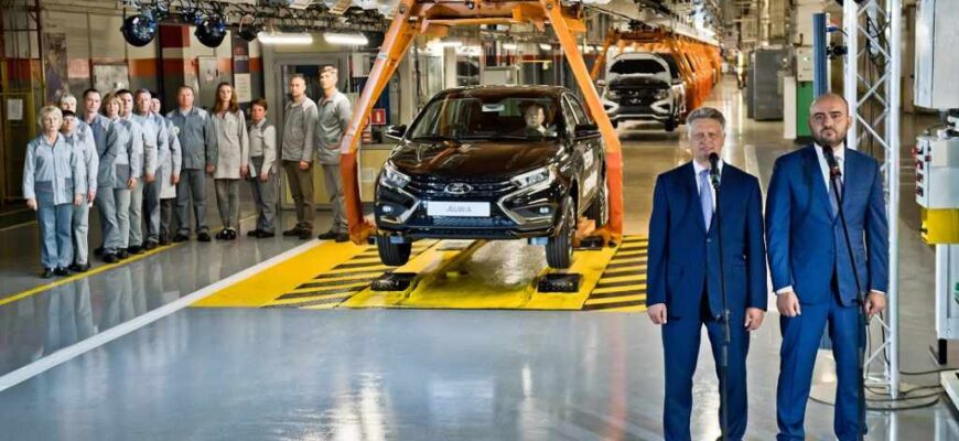 Максим Соколов на церемонии запуска серийного производства Lada Aura в Тольятти