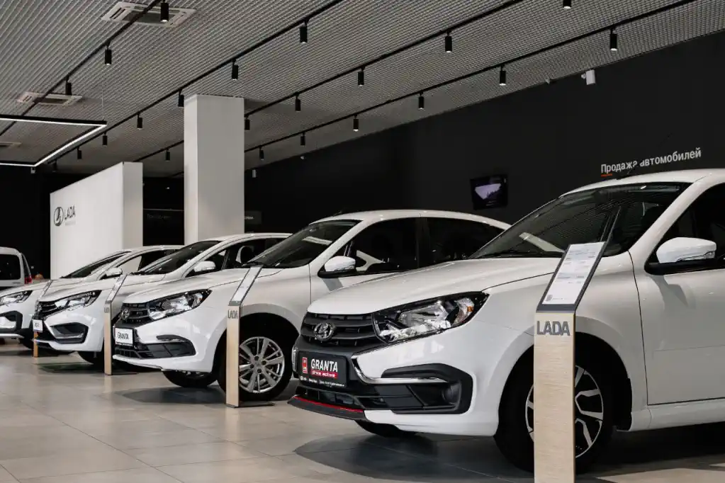 Автомобили Lada в салоне "Питер-Лада", Санкт-Петербург